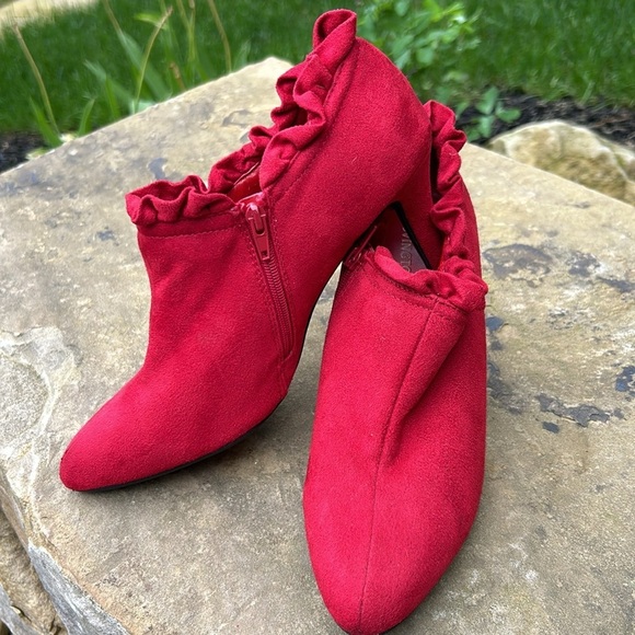 Covington red faux suede heeled booties size 7 M with ruffle at ankle side zip - Picture 12 of 14